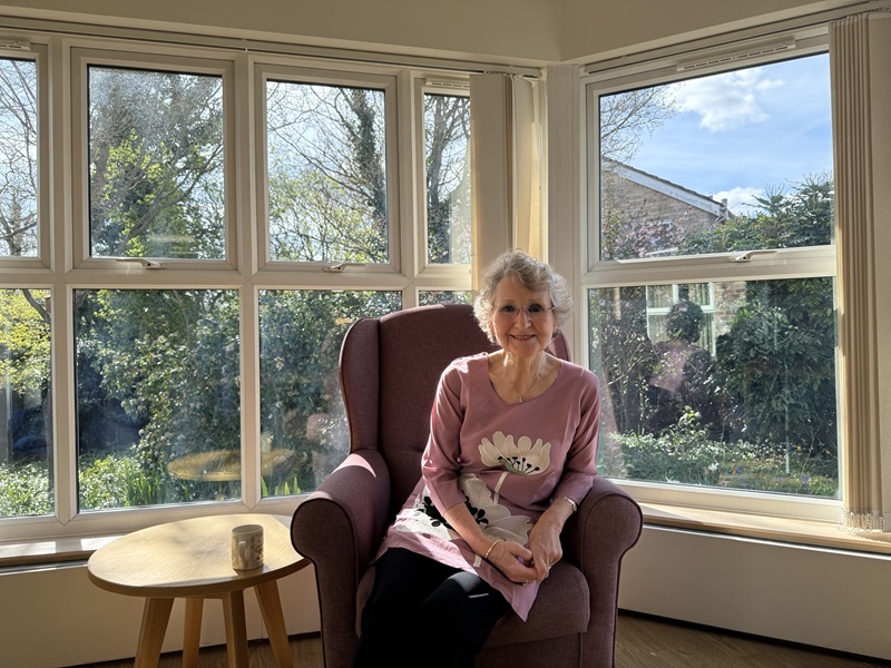 garden-house-supporter-mary-smiling-inside-the-hospice