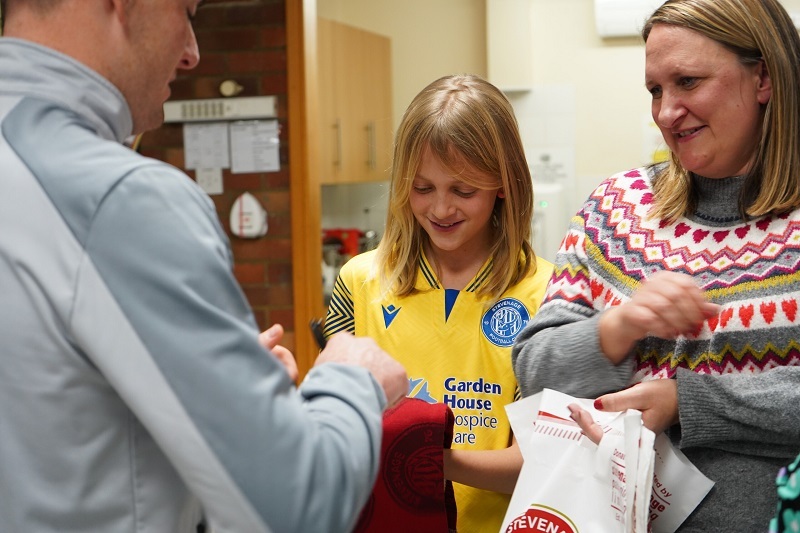 young-supporter-benjamin-receives-gifts-from-players