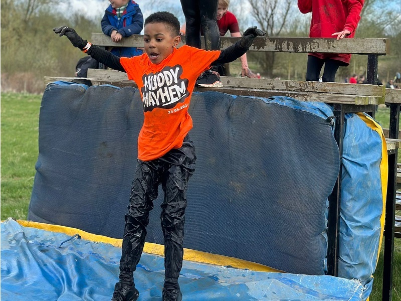 jaziel-jumping-from-an-obstacle-in-the-mini-mudder