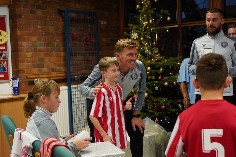 stevenage-players-take-photos-with-local-children