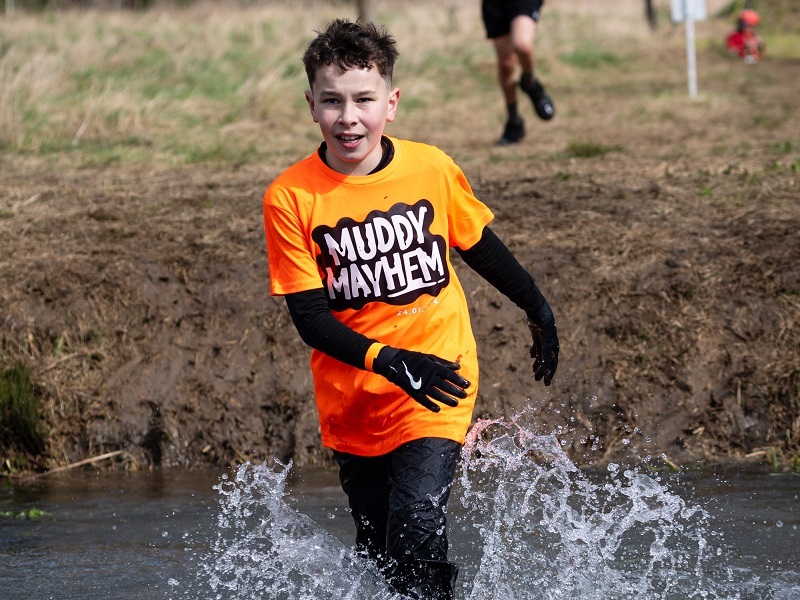 mayson-runs-through-the-water-at-muddy-mayhem