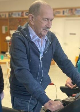 man-on-treadmill-wearing-nebuliser (cropped)