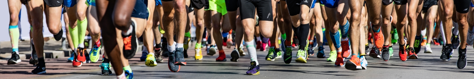 hundreds-of-runners-during-a-marathon