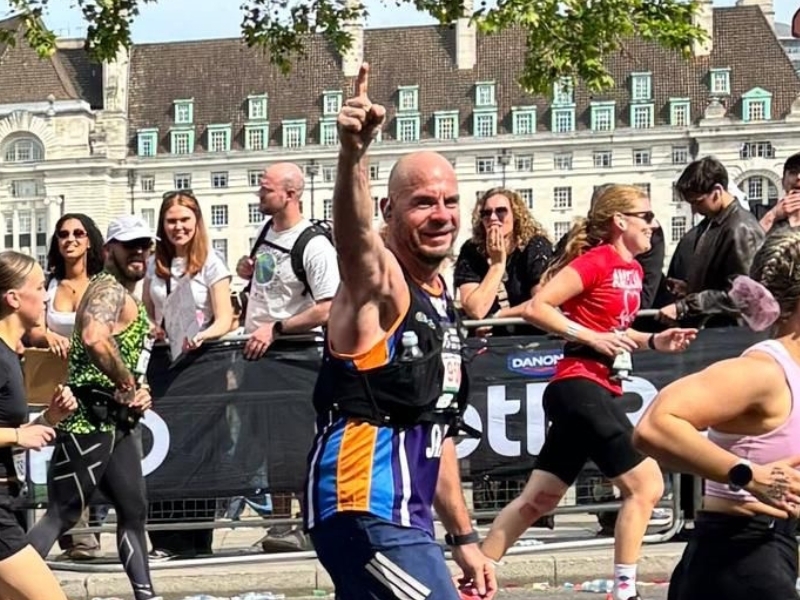 man-in-a-team-garden-house-vest-running-the-london-marathon