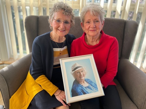 mary-and-ann-with-their-mums-photo