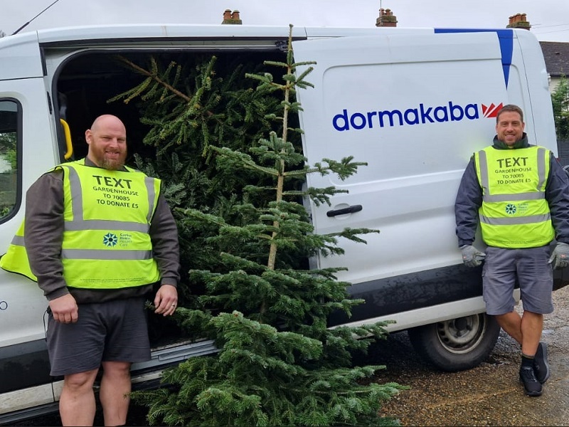 dormakaba-volunteers-collecting-trees