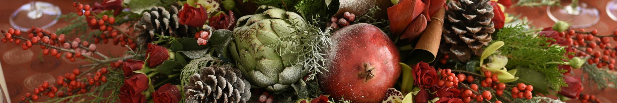 festive-foliage-pinecones-fruits-decorating-the-centre-of-a-table