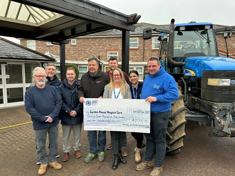 hospice-staff-richard-and-farmers-hold-up-a-giant-cheque-outside-the-hospice