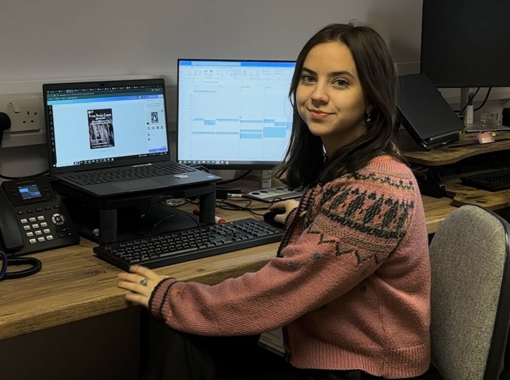 photo-of-amelie-at-her-desk