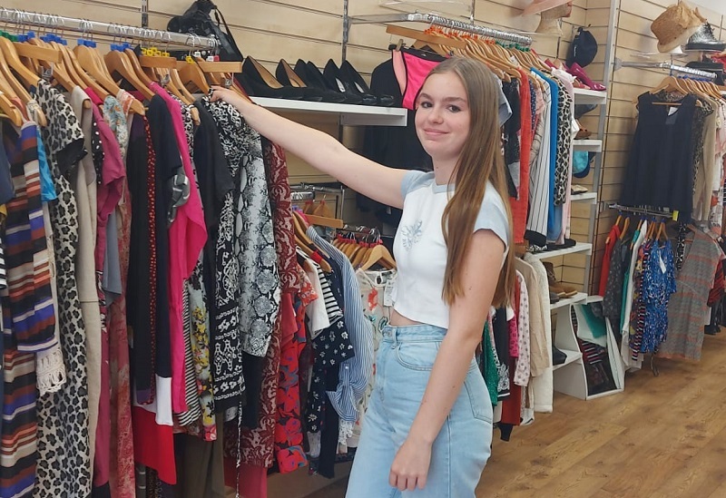 abbie-volunteering-in-the-hitchin-shop